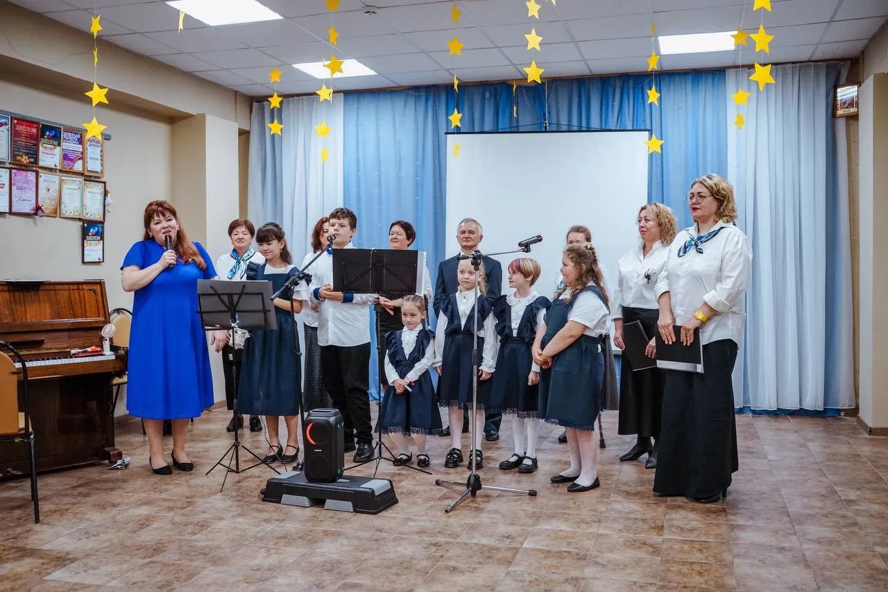 Листья желтые над городом кружатся Листья желтые над городом кружатся
