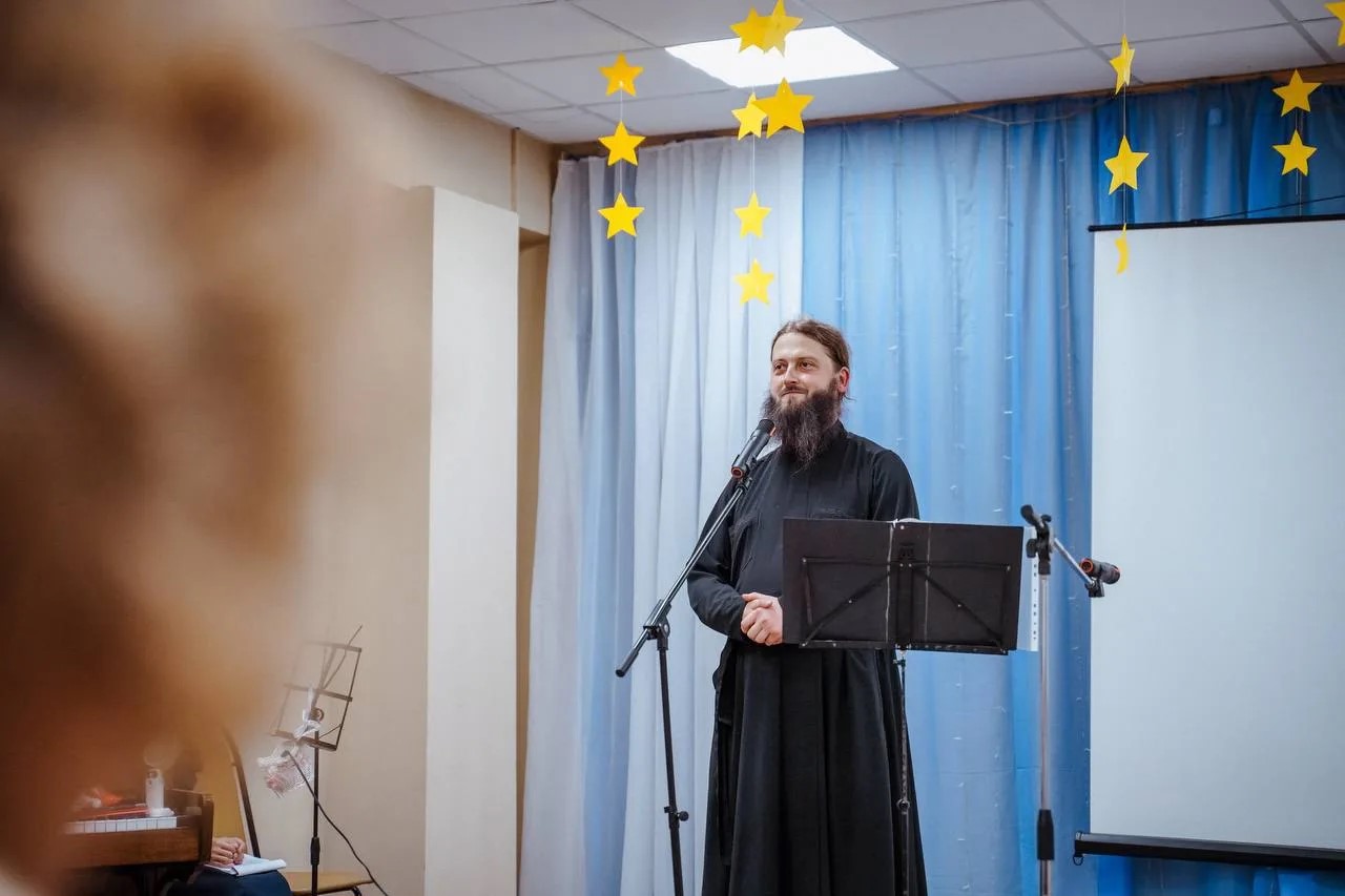 Листья желтые над городом кружатся Листья желтые над городом кружатся
